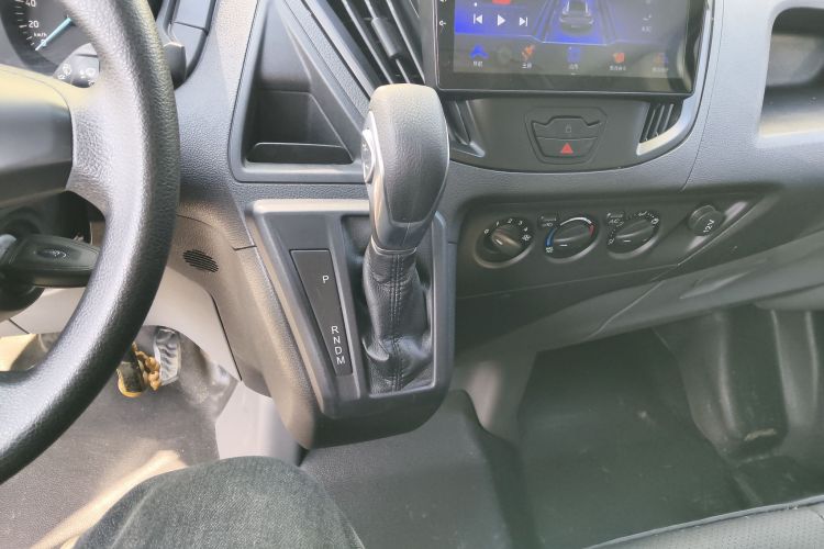 福特 全顺 2019款 2.0T汽油自动多功能商用车中轴中顶6座国VI中控内饰18