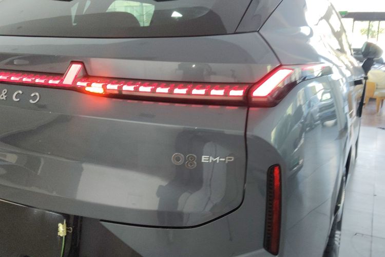 领克08 EM-P 2025款 220km 四驱性能Halo车身外观9