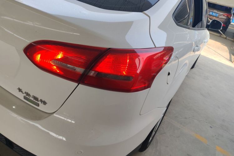 福特 福克斯 2015款 三厢 EcoBoost 125 自动超能风尚型车身外观9