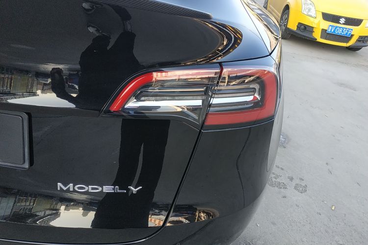 特斯拉 Model Y 2022款 长续航全轮驱动版车身外观9