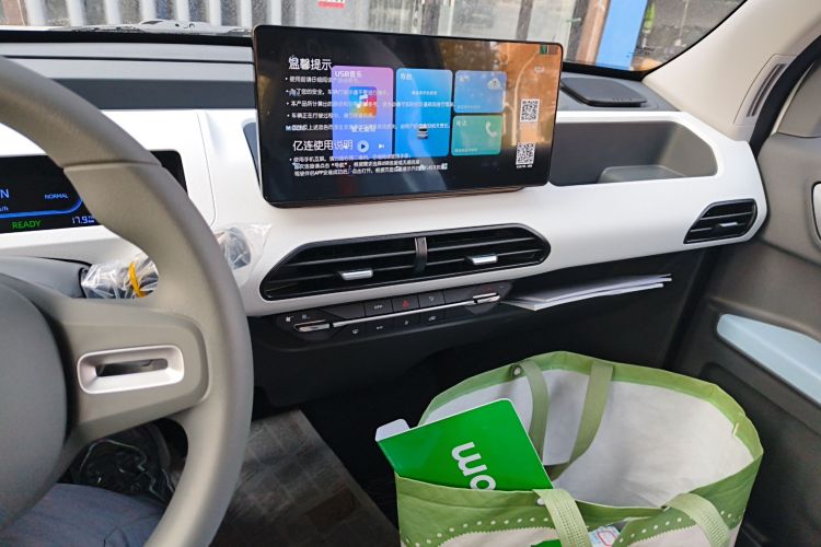 吉利银河 2024款 熊猫mini 200km 耐力熊中控内饰16