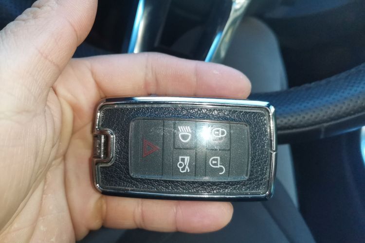 捷豹XEL 2024款 2.0T 250PS R-DYNAMIC S耀黑运动版中控内饰11