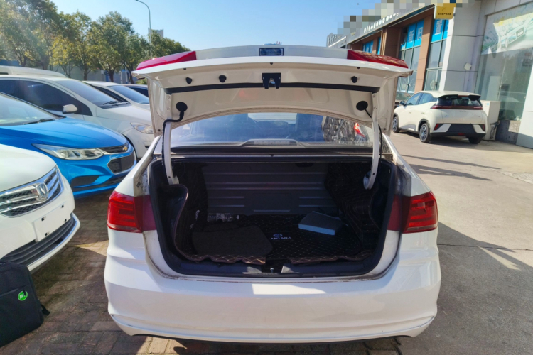 大众 桑塔纳 2021款 1.5L 自动风尚版机舱底盘23