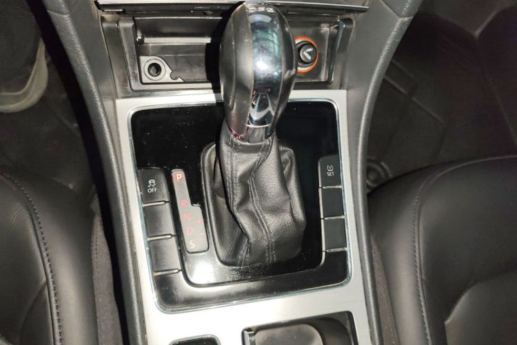 大众 帕萨特 2015款 1.8TSI DSG尊荣版中控内饰18