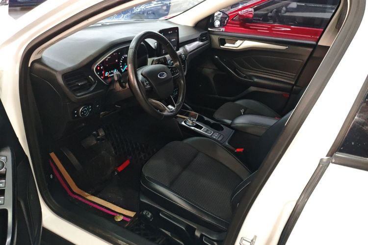 福特 福克斯 2019款 三厢 EcoBoost 180 自动锋潮型中控内饰7003