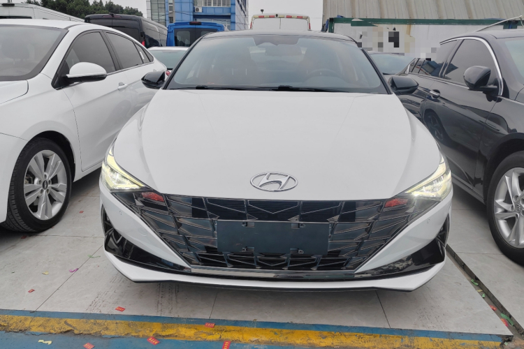 现代 伊兰特 2022款 240TGDi DCT LUX尊贵版车身外观2