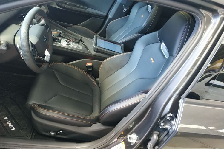 长安UNI-V 2022款 2.0T 锋速版局部细节19