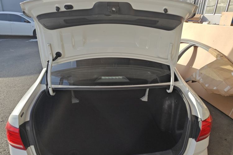 大众 朗逸 2017款 1.6L 手动舒适版机舱底盘23