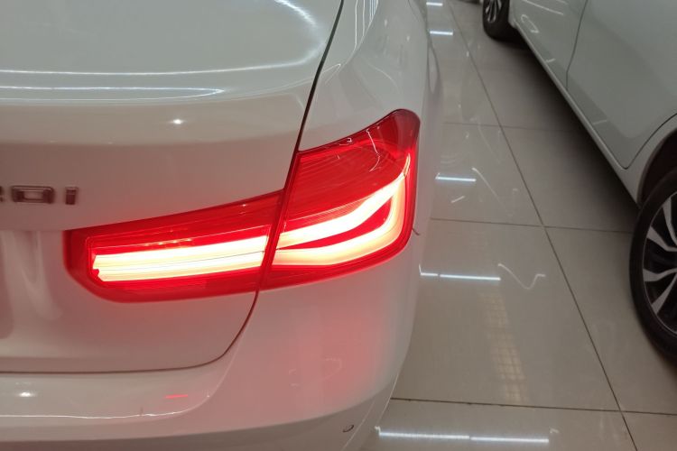 宝马3系 2018款 320i M运动套装车身外观9