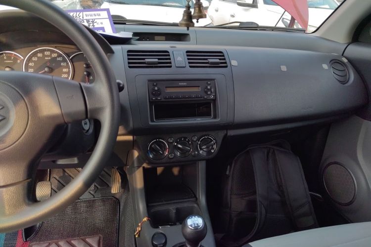 铃木 雨燕 2014款 1.3L 手动标准型中控内饰16