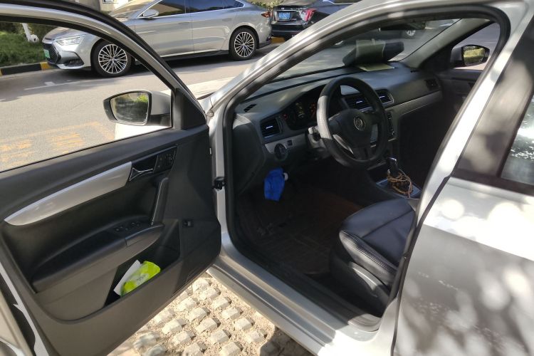 大众 朗逸 2013款 改款经典 1.6L 自动风尚版中控内饰20