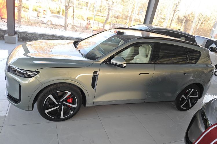 岚图汽车 岚图FREE 2025款 FREE+ 后驱乾崑版车身外观4