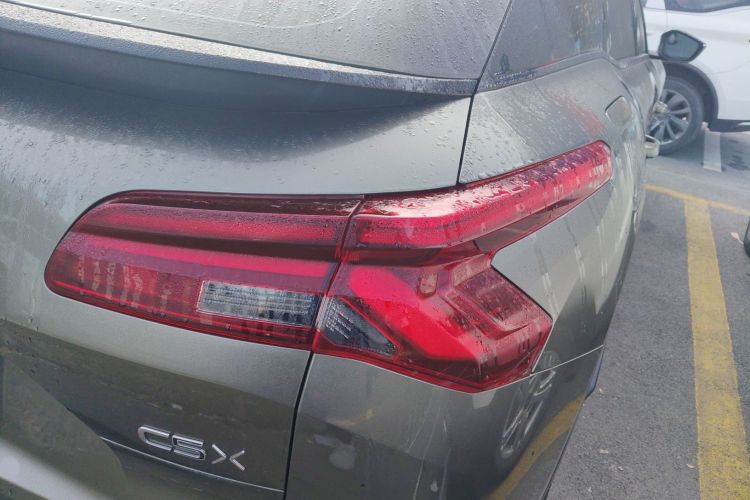 雪铁龙 凡尔赛C5 X 2021款 1.6T 享不凡车身外观9