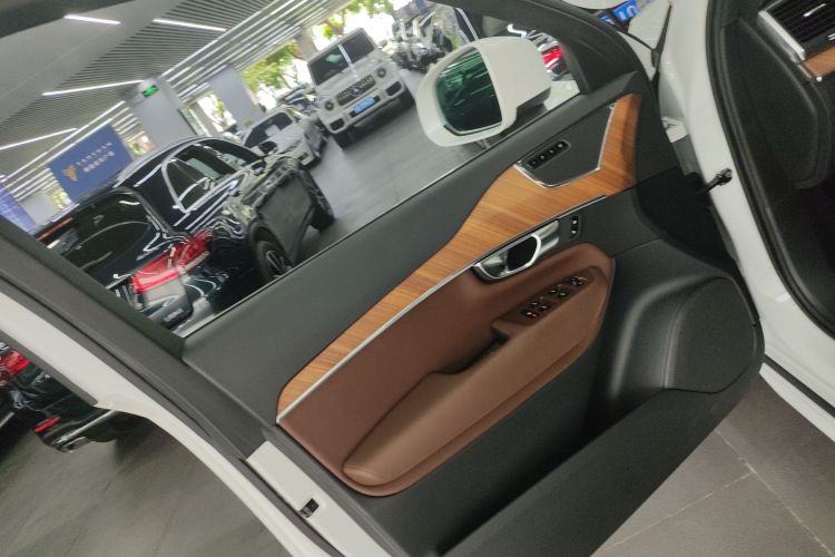 沃尔沃XC90 2023款 B5 智行豪华版 5座中控内饰7007