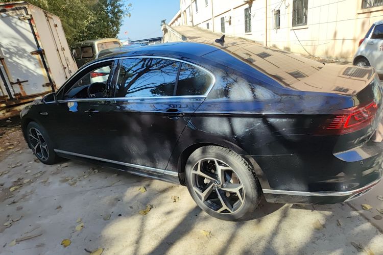 大众 迈腾 2023款 200万辆纪念版 330TSI DSG豪华型车身外观4