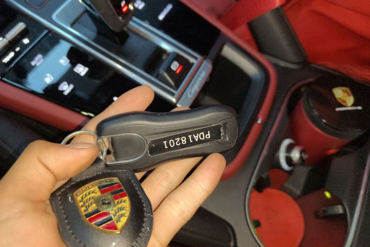 保时捷 Cayenne新能源 2022款 Cayenne E-Hybrid 2.0T 铂金版中控内饰7001