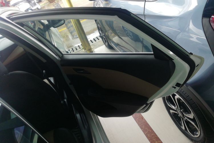 雪佛兰 科鲁泽 2022款 320 自动悦享天窗版中控内饰7006