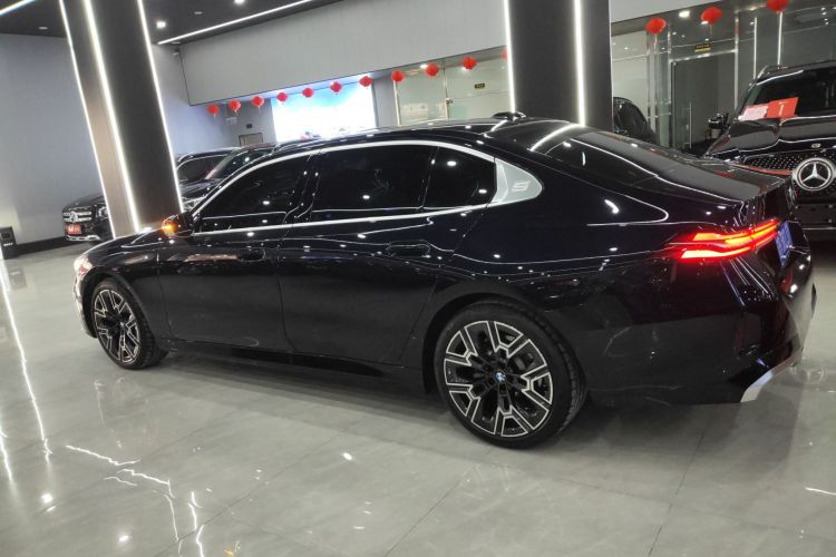 宝马5系 2025款 530Li 尊享型 M运动套装车身外观4