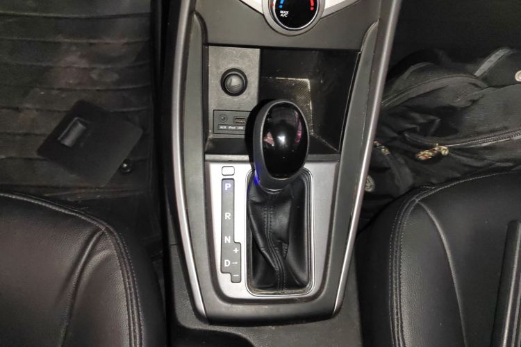 现代 朗动 2015款 1.6L 自动时尚型中控内饰18