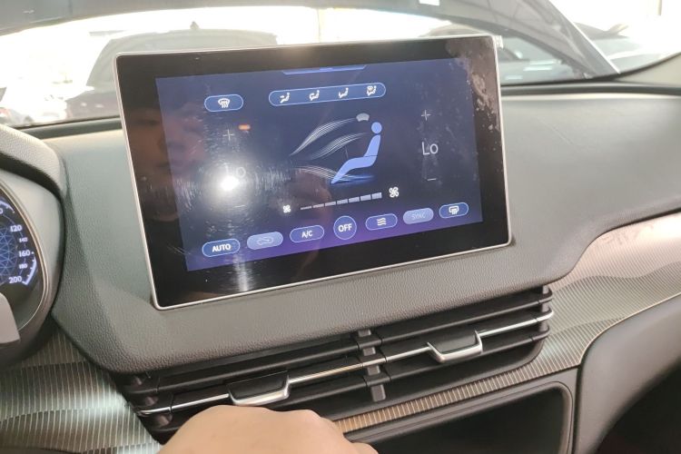 红旗E-QM5 2022款 431km 充电乐享版中控内饰16