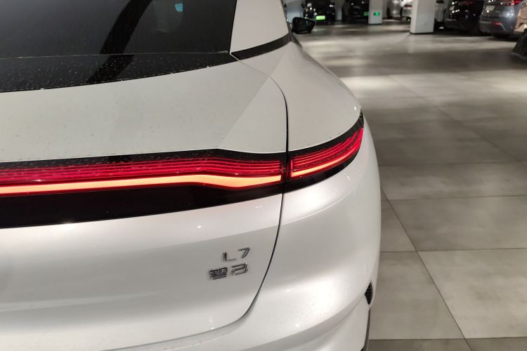 智己汽车 智己L7 2022款 Dynamic车身外观9