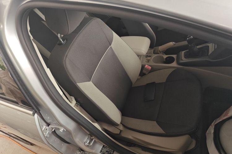 福特 福克斯 2012款 三厢 1.6L 手动舒适型局部细节41