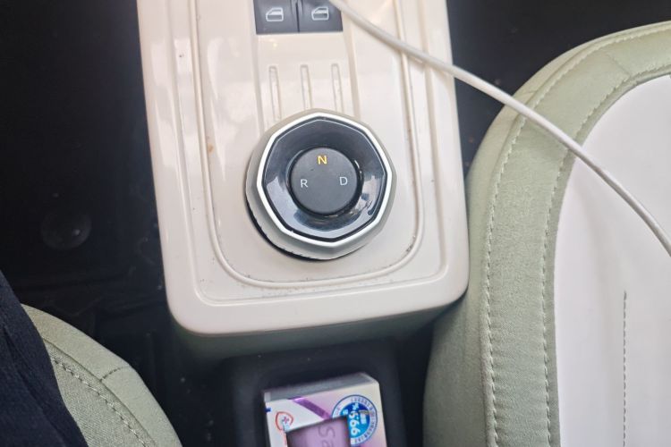 吉利银河 2025款 210km 熊猫骑士中控内饰18