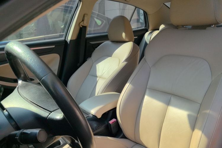 奔腾B70 2014款 2.0L 自动豪华型中控内饰19