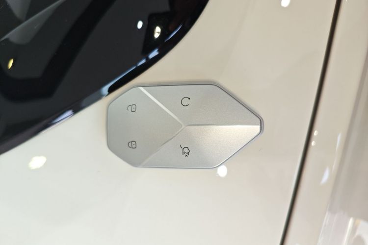 方程豹 钛3 2025款 501KM 四驱智驾Ultra版中控内饰11