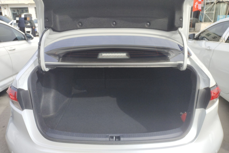 丰田 雷凌 2021款 185T CVT豪华版机舱底盘23