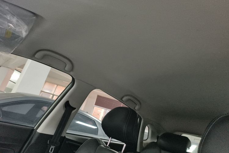 哪吒汽车 哪吒V 2022款 潮 300 Lite 三元锂中控内饰22