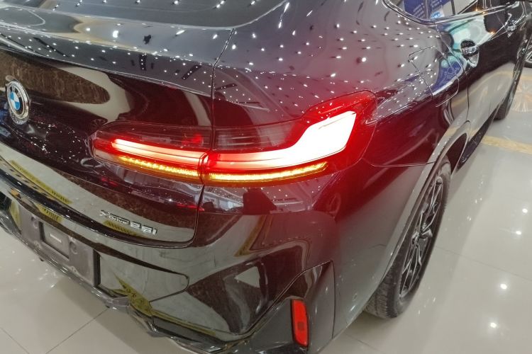 宝马X4 2022款 xDrive 25i M运动套装车身外观9