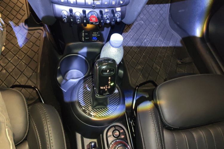 MINI 2023款 改款 2.0T COOPER S 艺术家中控内饰18