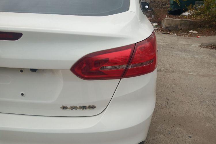 福特 福克斯 2015款 三厢 1.6L 自动舒适型车身外观9