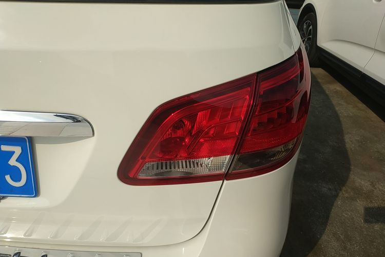 奔驰B级 2015款 B 200 动感型车身外观9