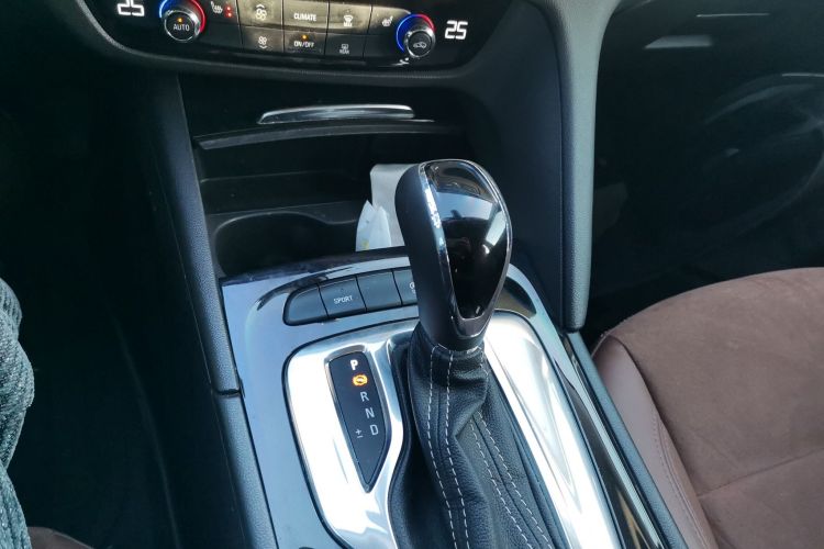 别克 君威 2017款 20T 精英型中控内饰18