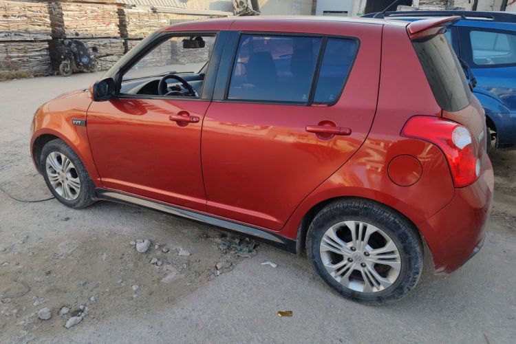 铃木 雨燕 2014款 1.5L 自动时尚型车身外观4