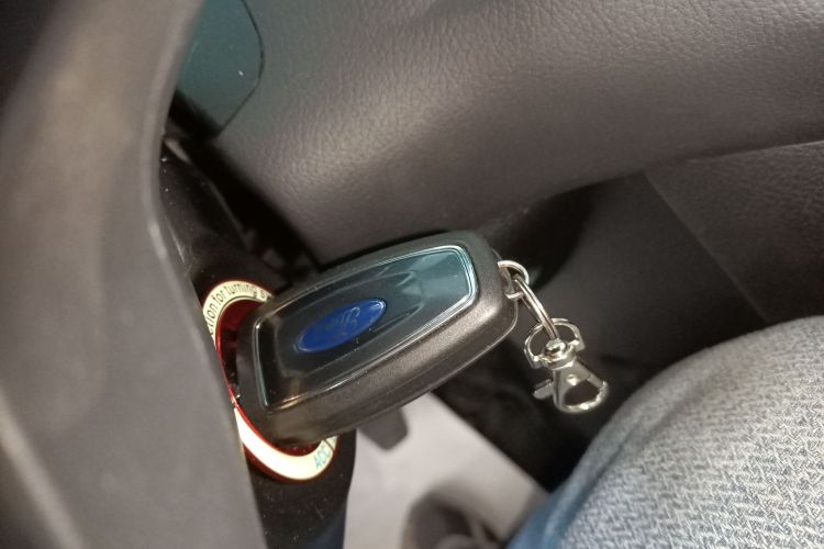 福特 福克斯 2012款 两厢 2.0L 手动豪华运动型中控内饰11