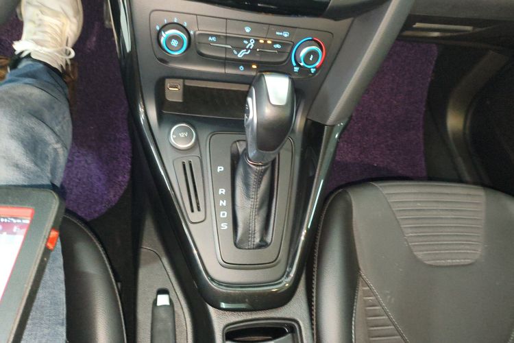 福特 福克斯 2018款 三厢经典 1.6L 自动风尚型智行版中控内饰18