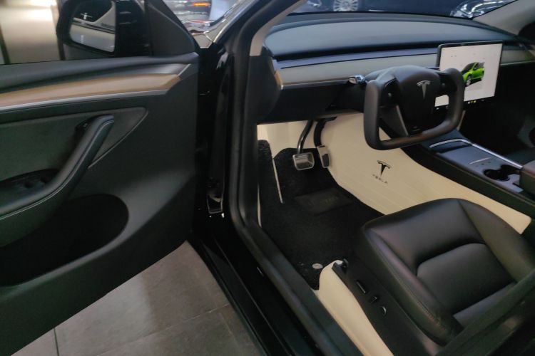 特斯拉 Model Y 2022款 改款 后轮驱动版中控内饰7003