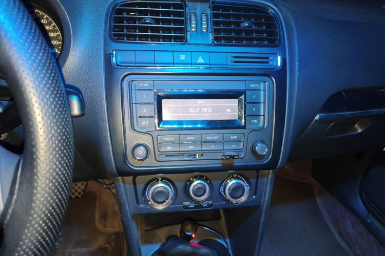 大众 Polo 2014款 1.4L 手动风尚版中控内饰16