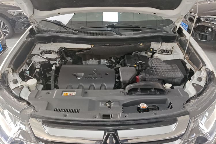 三菱 欧蓝德 2016款 2.4L 四驱精英版 5座机舱底盘24