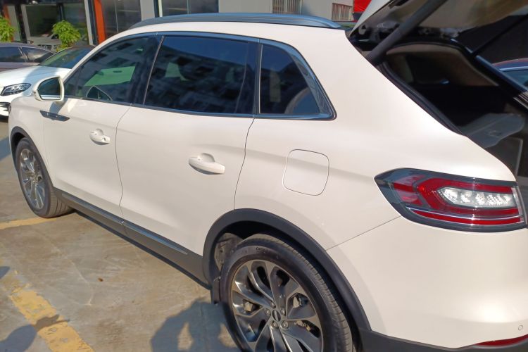 林肯 航海家 2021款 2.0T 四驱尊享版车身外观4