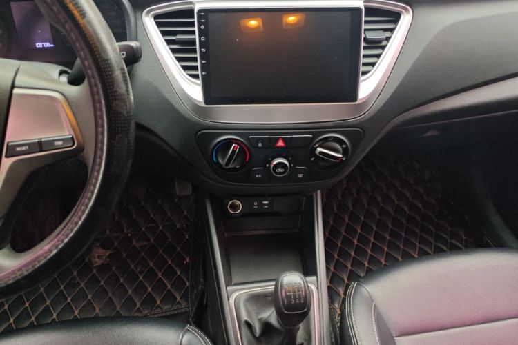 现代 悦纳 2016款 1.4L 手动炫酷版GLS中控内饰16