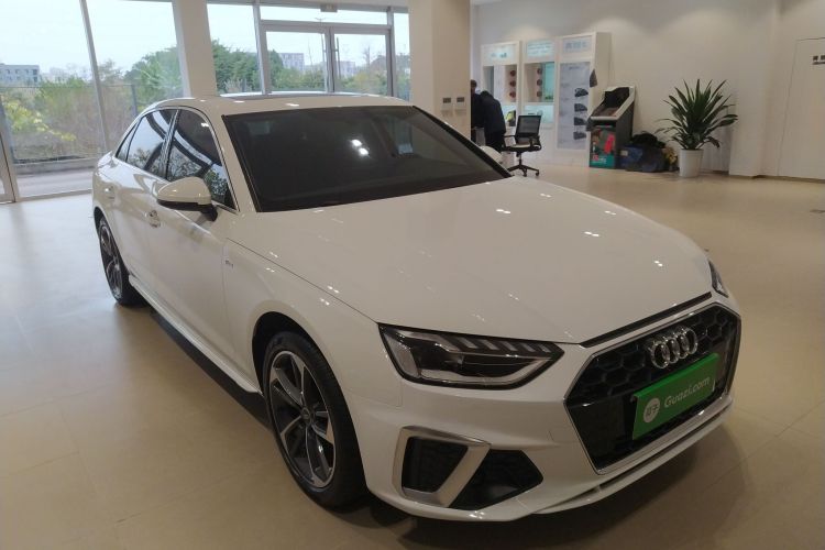奥迪A4L 2025款 200万辆悦享版 40 TFSI 时尚动感型车身外观3