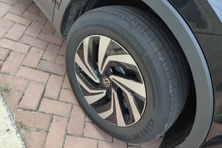 大众 途观L 2025款 出众款 300TSI 自动两驱龙腾版车身外观10