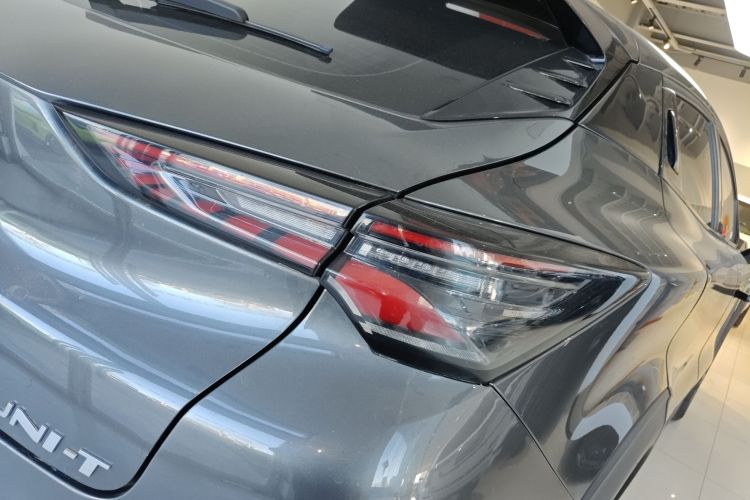 长安UNI-T 2020款 1.5T 旗舰型车身外观9