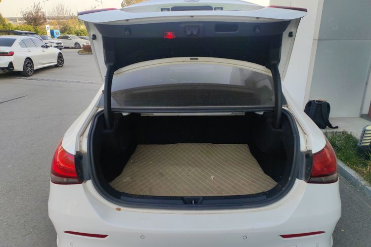 奔驰A级 2020款 A 180 L 运动轿车机舱底盘23