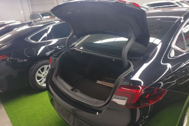 别克 君威 2024款 28T 纵享版机舱底盘23