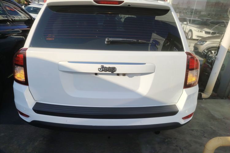 Jeep 指南者(进口) 2015款 2.0L 两驱运动版车身外观6004